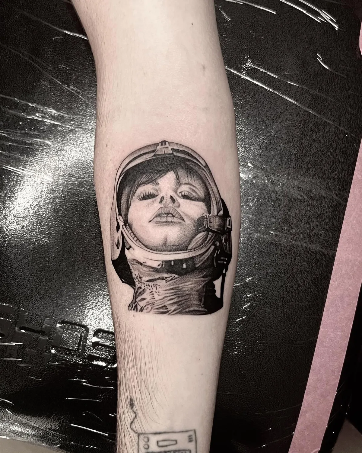 Retro space-helmet woman portrait, black and grey forearm tattoo